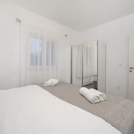Βίλα Luxury Six-bedroom With Heated Pool&sauna Kaštela