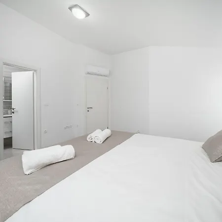 Βίλα Luxury Six-bedroom With Heated Pool&sauna *