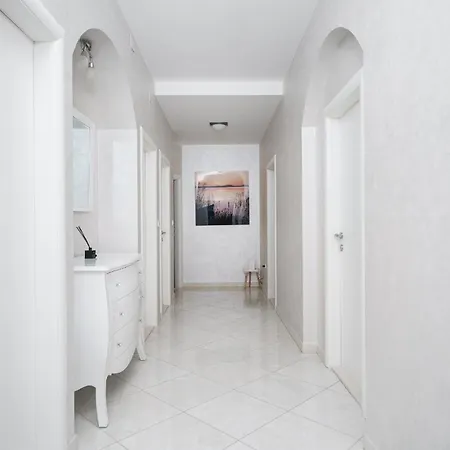 Luxury Six-bedroom With Heated Pool&sauna Βίλα Kaštela
