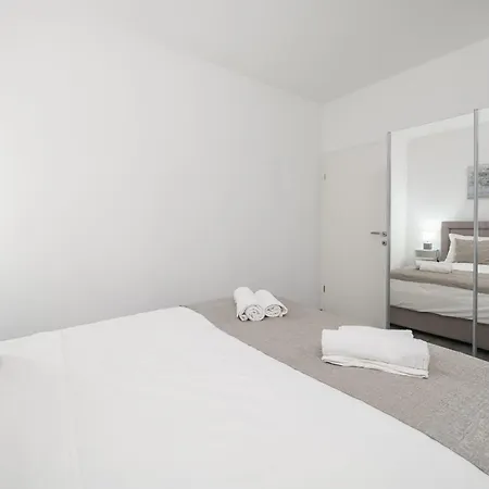 Βίλα Luxury Six-bedroom With Heated Pool&sauna Kaštela
