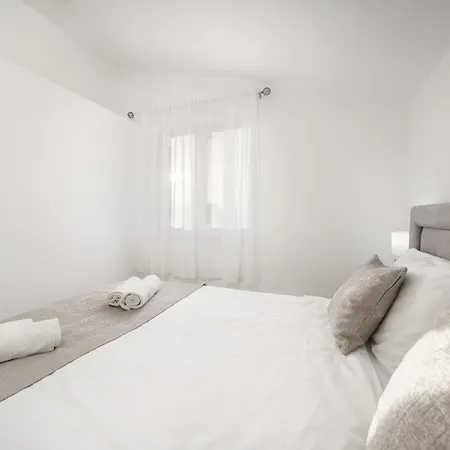 Luxury Six-bedroom With Heated Pool&sauna Βίλα Kaštela