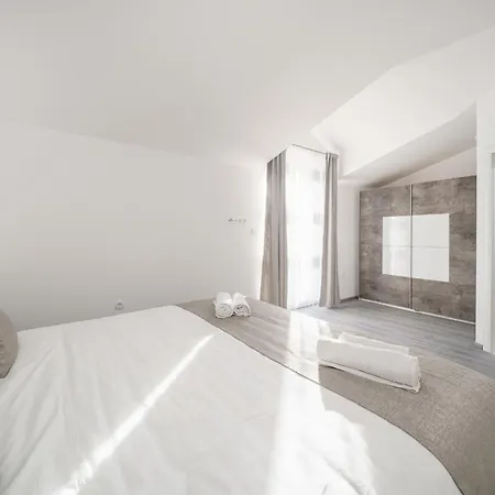 Luxury Six-bedroom With Heated Pool&sauna Kaštela