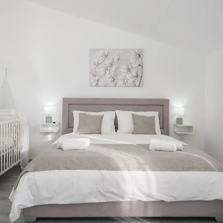 Βίλα Luxury Six-bedroom With Heated Pool&sauna Kaštela