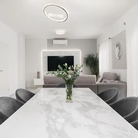 Luxury Six-bedroom With Heated Pool&sauna