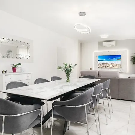 Βίλα Luxury Six-bedroom With Heated Pool&sauna Kaštela