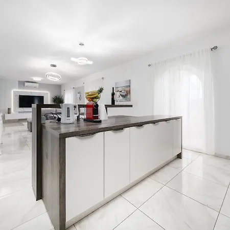 Luxury Six-bedroom With Heated Pool&sauna * Kaštela