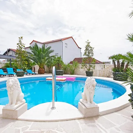Luxury Six-bedroom With Heated Pool&sauna